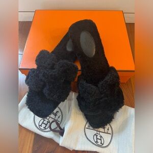 Hermes Black/Noir Shearling Orange Sandal size 38
